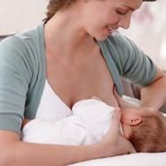 Párnák segítségével tartsd a babát melleid magasságában, aki az oldalán feküdjön, a feje pihenjen kényelmesen a könyökhajlatodban.