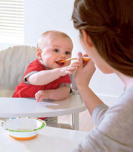 Mikor kezdjek a babámnak szilárd ételt adni? A legújabb javaslatok szerint a szilárd ételekkel legalább a baba 6 hónapos koráig érdemes várni.