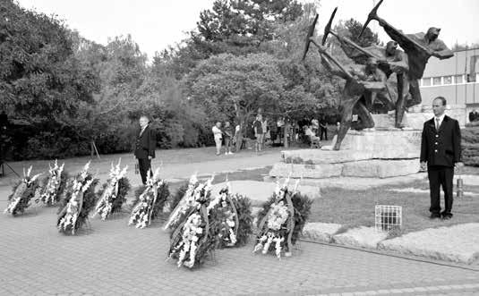 Oravecz Edit elnök A Bányász Kulturális Egyesület tagjai a Bányásznap tiszteletére az Ajkai Bányászati Múzeumnál önkéntes munkában az elnyílt virágokat kiszedték, új virágokat ültetettek a