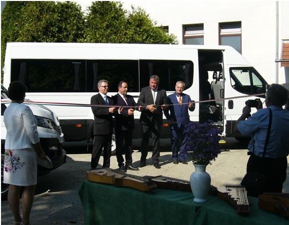 ISKOLAI HÍREK Iskolabusz Alig egy hete vettük át iskolabuszunkat Őriszentpéteren, ami az EFOP 4.1.2-17 (Iskola 2020) 590 milliós pályázatunk első részeként került intézményünkbe.