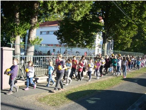 Már délelőtt különféle tökökkel és díszekkel dekoráltuk az udvart. A gyerekeket tökvadászatra invitáltuk. Izgatottan keresték a nevelők által elrejtett tökfigurákat.