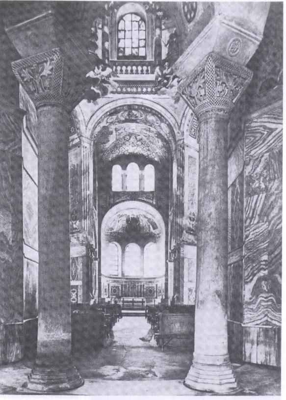 Ezt a formát először a keresztelő kápolnák építése során alkalmazták, de ilyenek a szentek emlékét őrző martirium templomok, illetve a IV.