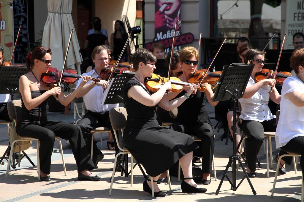 rezidens zenekaraként a Kodály Filharmonikusok a 2014/2015-ös évadban A sevillai borbély, a Marica grófnő, A tüzes angyal és a Don Giovanni előadásaiban működtek közre.