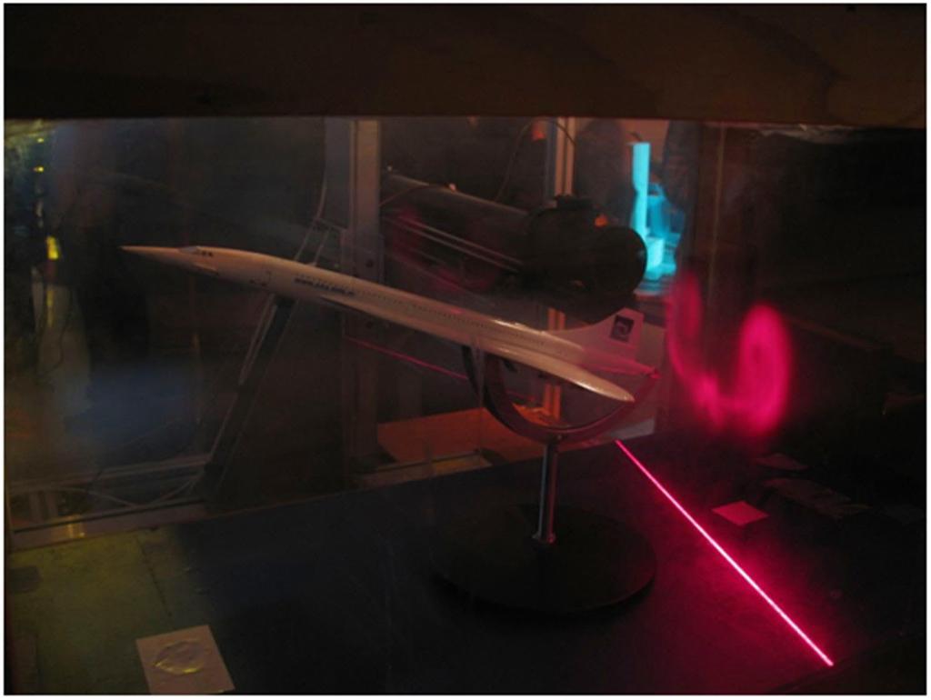 Kompakt kísérleti eszközpark fejlesztése lézersíkos megvilágításrendszer áramlás láthatóvá tételi vizsgálatokhoz Development of a compact, multi-purpose experimental set-up for laser-light sheet