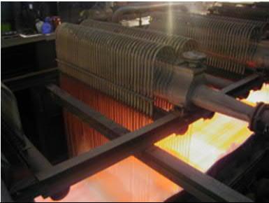 Melegen hengerelt acél lemeztekercs hűlési viszonyainak javítása Improvement of the cooling conditions of rolled steel plates A meleghengerműből származó izzó acéllemezt (képünkön) tekercselik, és