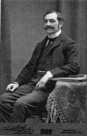 2018. május-június szoborcsoportok 1921. január 16-i felállítása a pesti Szabadság téren, amelyhez az Ereklyés Országzászló Egyesület mozgalma kapcsolódott.