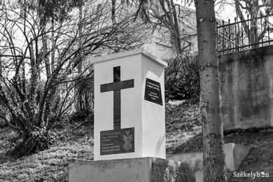 Erdélyi Örmény Gyökerek örmény kereszt rajzolata egyben utalás az égtájak szerint betájolt, domborfaragással díszes kőlapra, a khachkarra, amely nemcsak az ősi és apostoli kereszténység nyílt