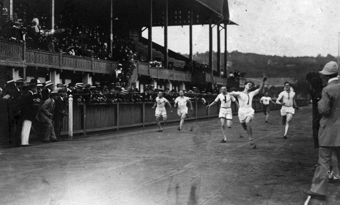 101 Iskolaközi atlétikaverseny a sétatéri sporttelepen (1913) katonazenére, majd a mintacsapatok tornabemutatója, ezután pedig az egyéni versenyszámok.