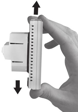 vezetékkel. A hálózati megtáplálást a termosztát hátoldalán található sorkapocs N L jelölésű pontjaihoz kell csatlakoztatni (3. ábra).