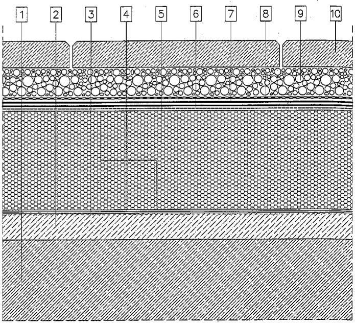 2. Egyenes rétegrendű, egyhéjú, járható 1. Méretezett vasbeton födém 2. Lejtésadó könnyűbeton 3. Kellősítő-alapozó réteg 4. Párafékező réteg 5. Hőszigetelés 6. Védő-elválasztó réteg 7.