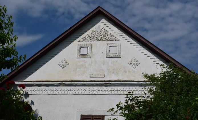 szőlőhegyi népi présházaknak megfelelően L alaprajzú.