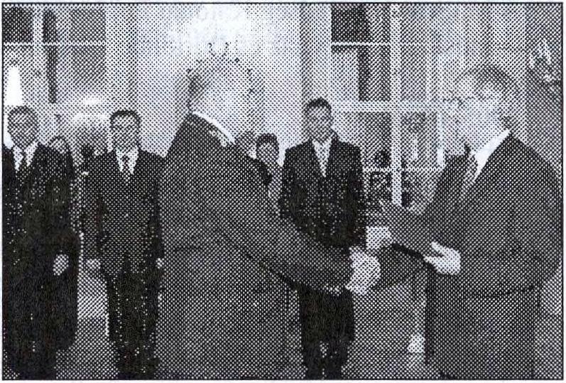 , illetve a M agyar K öztársaság kikiáltásának 16. évfordulója alkalm ából rendezett büntetés-végrehajtási központi ünnepségen Katonáné dr.