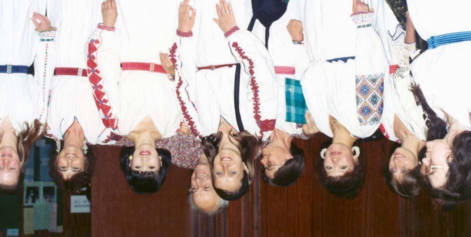 2. ábra. A 1993-as IBA konferencia (Balatonfüred) Böhmische Meeting -en a konferencián résztvevõ hölgyek mutatták be Amselék népviseleti gyûjteményét.