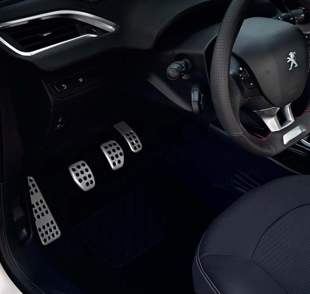 BELSŐ HARMÓNIA Az Ön PEUGEOT 2008-a több egy egyszerű autónál: egy kényelmes és igény szerint alakítható élettér. Védelmezze hatékonyan a légzsákokkal is kompatibilis, elegáns üléshuzatainkkal.
