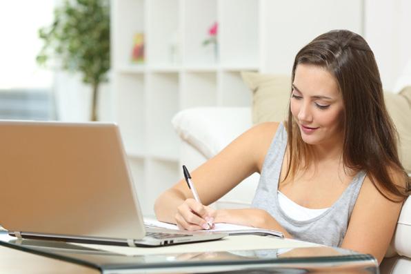 Okosan a hitelekről - KELLÉKEK, FELADATLAPOK 4. FELADAT: ÁGI ÉS A LAPTOP 1. RÉSZ Ági laptopja váratlanul feladja a küzdelmet, cserbenhagyva Ágit a mindennapokban.