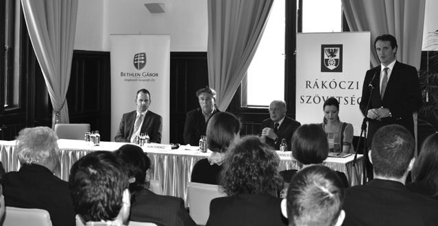 22 23 főszerkesztőasszony vett át.