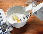 A recept további lépéseit követve a tésztát összegyúrjuk, csak 15 percig kelesztjük, majd sütjük.