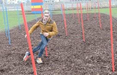 A szlalom pályák között felváltva jobb- illetve baloldalról megközelítve teljesíteni a pályát. Verseny partnerek ellen.