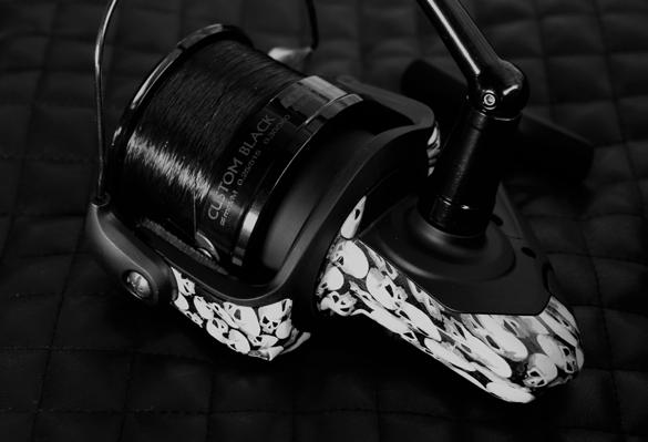 PONTYOZÓ/TÁVDOBÓ ORSÓK CUSTOM BLACK SKULL KING ORSÓ Koponyamintás elemekkel díszített 3+ rozsdamentes acél csapágy Quick-set tűgörgős visszaforgásgátló Esztergált eloxált