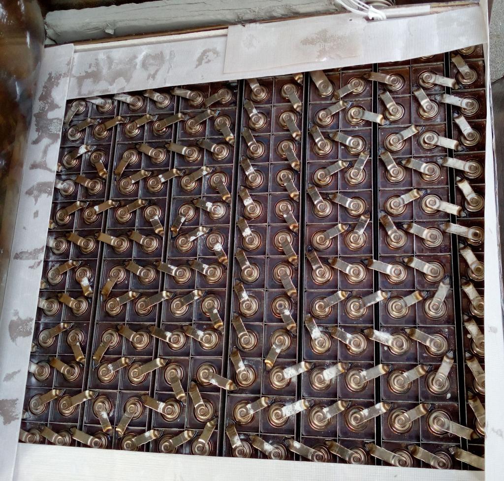 Az elsı gond a főtéssel van: az akkuk főtését egy laminált főtıbetéttel oldják meg, amely két főtıkört tartalmaz két papír-vékonyságú mő-csillám lap közé sajtolva.