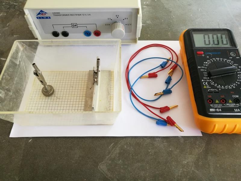 11. Ekvipotenciális vonalak kimérése elektromos térben Szükséges eszközök Feszültségforrás,