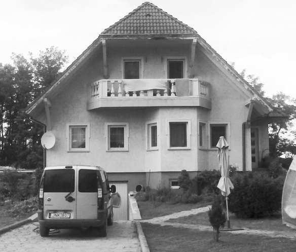 2014, parkovacia karta 2014. Cena: 1.500 euro. Inf. m 0918 240 595. np 984 Na miesto nehody privolaní hasiči urobili na autách protipožiarne o patrenia a zachytili vytekajúce pre vádzkové kvapaliny.