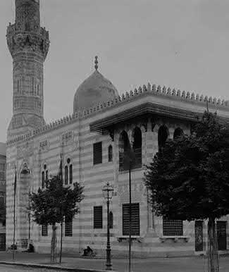 IVÁNYI TAMÁS 5. kép Az Abū l- Alā mecset Kairóban szeretnek többedmagukkal menni a szertartásokra, és mindent megtesznek, hogy minél több asszonyt mozgósítsanak.