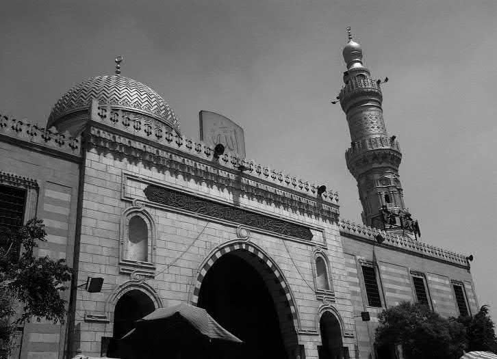 IVÁNYI TAMÁS 6. kép A Sayyida Nafīsa mecset látképe Dél-Kelet Kairó különösen gazdag olyan temetői sírokban és mecsetekben elhelyezett síremlékekben, amelyek mind a mai napig vonzzák a kairói nőket.