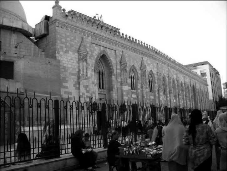 IVÁNYI TAMÁS 11. kép A Sayyidnā Ḥusayn mecset Kairóban így nem lehet elfogadni a népszokás és a vallás merev kettéválasztását.