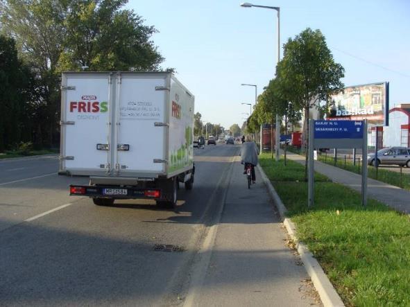 A megemelt kerékpársáv olyan létesítménytípus, elsősorban belterületi jellegű szakaszokra, amely a kerékpársáv előnyein alapul (irányhelyes, integrált), ugyanakkor a fizikai elválasztás révén