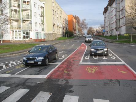 84. ábra Előretolt kerékpáros felállóhely rávezető kerékpársávval (Kaposvár) és sáv nélkül, kerékpáros nyomokkal (Budapest) Olyan csomópontban, ahol nem megengedett a balra