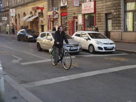 célszerű kerékpáros kanyarodósávot létesíteni.