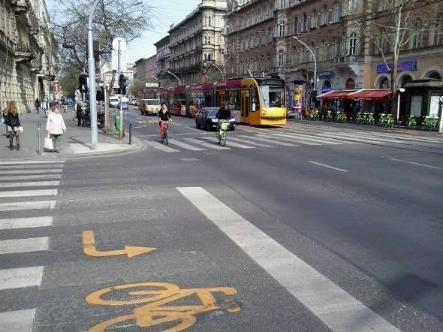 (gyalogosátkelőhely esetén a zebra után) kell kialakítani burkolati jelzések segítségével, az alábbi fotón látható