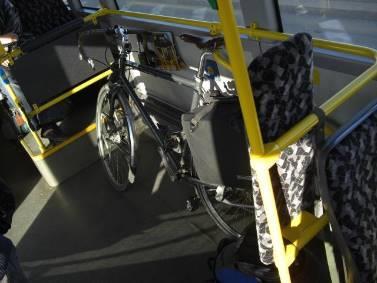 4.11.2 Kerékpárszállítás A kerékpárszállítás összetett kérdés: műszaki, szabályozási és tarifális vonatkozásai vannak: műszaki: a jármű (peron) akadálymentes kerékpáros megközelíthetősége, a