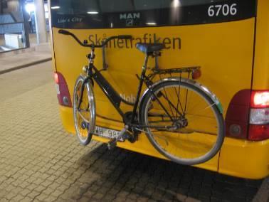 124. ábra - Helyközi kerékpárszállítás az autóbusz hátfalán (Svédország) A kerékpárszállítás bevezetéséhez az igények felmérése után meg kell vizsgálni a műszaki és menetrendi lehetőségeket, ezen