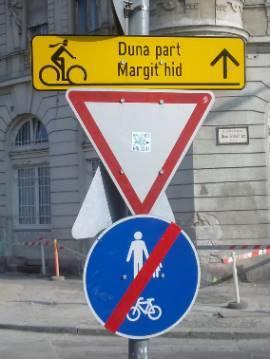 Amennyiben egyes jelentősebb kerékpáros forgalomvonzó célpontok kerékpárral a közúttól eltérően közelíthetők meg, azokat javasolt kerékpáros táblával külön