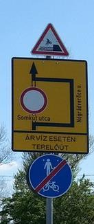 Erre az alkalmazott kerékpáros útirányjelző táblák sárga kivitelű változatát célszerű használni. 132.