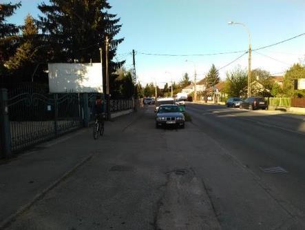 ábra Balatoni úti gyalog- és kerékpárút Az üzletekhez érkező autósok sok esetben a kerékpárútra parkolnak, a