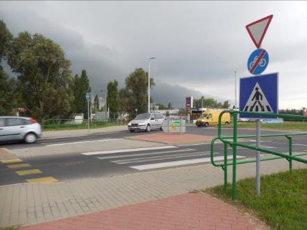 Két olyan infrastruktúra szakasz is van emellett, melyek már nem kijelölt kerékpárforgalmi létesítmények: A Budai úton a Stop Shop bevásárlóközpont