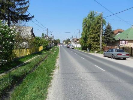 burkolata keskeny (6,5-7 m, sok esetben csak 6 m), burkolatlan padkával, közeli, nyílt árkokkal, sok esetben még a járda is hiányzik.