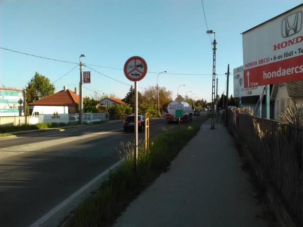 szakaszán szervizút fut a főút mentén) 52. ábra Balatoni út Diósd határában, a jelzések szerint Érd és Diósd felé is tilos rajta kerékpározni 3.