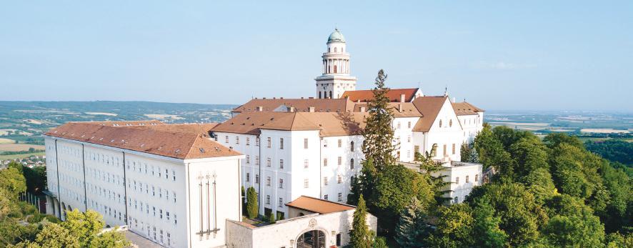 arcustemporum.com 05 Megvallom, hogy amikor a fesztiválra gondolok, amikor elkezdünk álmodozni a műsorokról, akkor a név, az Arcus Temporum az egyik fontos szempont.