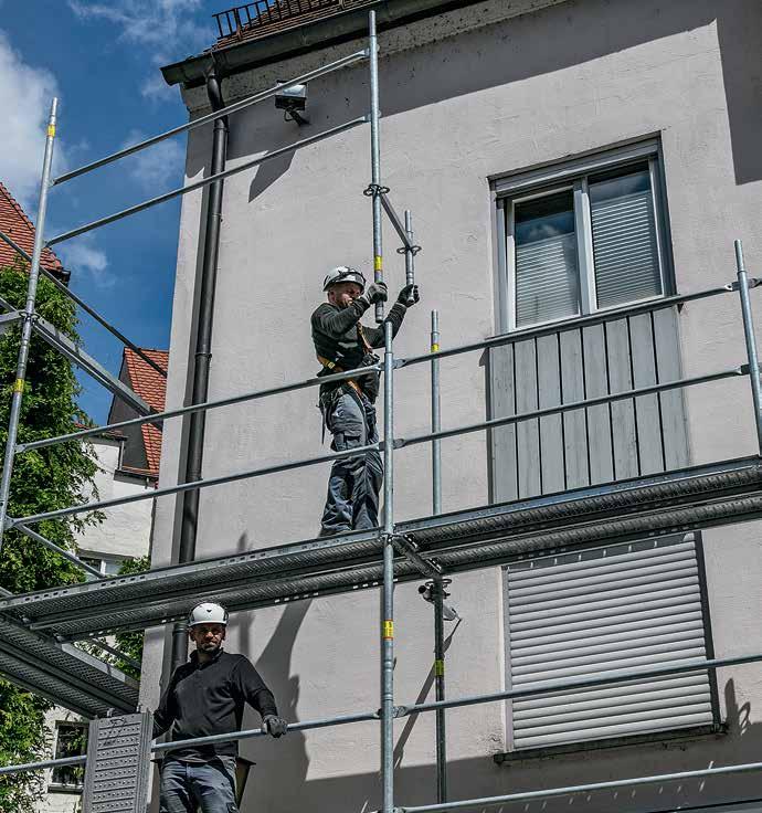 Rendszer előnyök Magas fokú biztonság Leesés elleni védelem kiegészítő elemek nélkül az előszerelt korlátok védelmében A következő állványszint védőkorlátja az alsó, biztonságos szintről az Easy