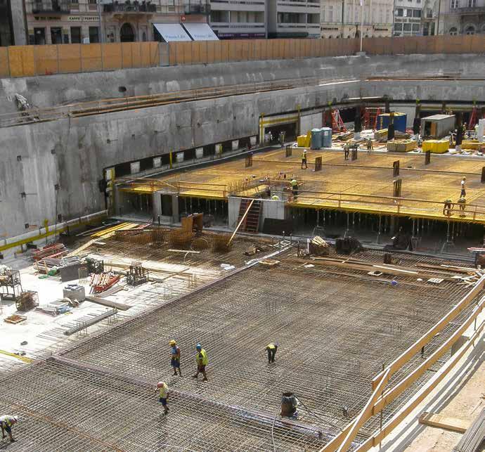 Generálkivitelező West Hungária Bau Kft. Tega-Bau Kft. A 130 x 45 m alapterületű mélygarázs 14 m mélységben helyezkedik el a föld alatt. A földmunkák során mintegy 75.