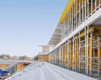 A stadion lelátója teljes egészében fedett, melyben 12 Skybox került kialakításra; a labdarúgó pálya mérete 68 x 105 m.