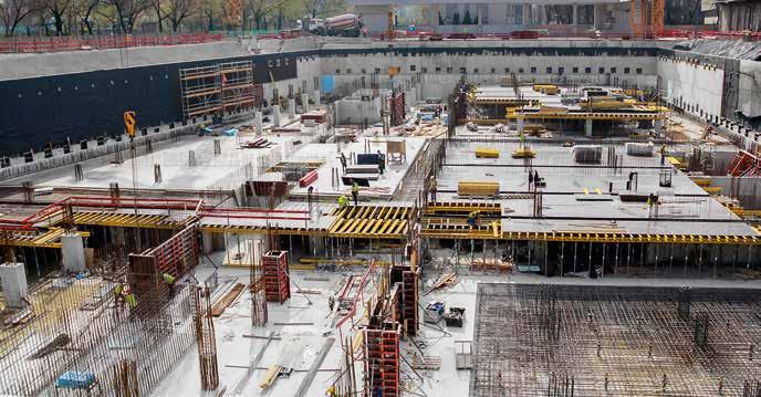 A mélygarázs a 3.000 m 2 -es B jelű épület alatt található. A C épület, az egykori izraelita kórház imaházának rekonstruált épülete, mintegy 1.