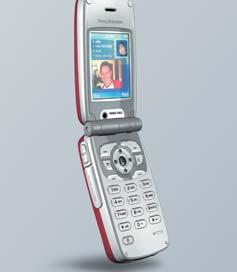 92 MAGAZIN» CÍMLAPSZTORI» HARDVER» SZOFTVER» KOMMUNIKÁCIÓ» KIKAPCSOLÓDÁS» GYAKORLAT Hírek Sony Ericsson Az elsõ 3G-s telefon A cannes-i 3GSM World Congress-en mutatta be a Sony Ericsson a Z1010-es