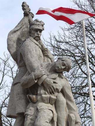 század első felében neobarokk stílusban bővítették és átépítették. A téglalap alakú épület utca felől középrizalitos, melyet timpanon zár, benne ellipszis alakú ablak.
