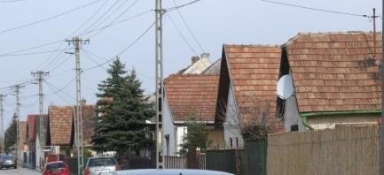 Anyaghasználatára a cserépfedés, vakolt homlokzati felületek a jellemzők.
