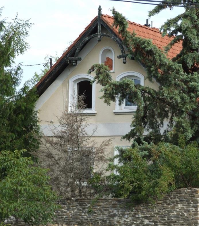 A megfelelő szín- és anyaghasználattal üde színfoltjai lettek a településnek.